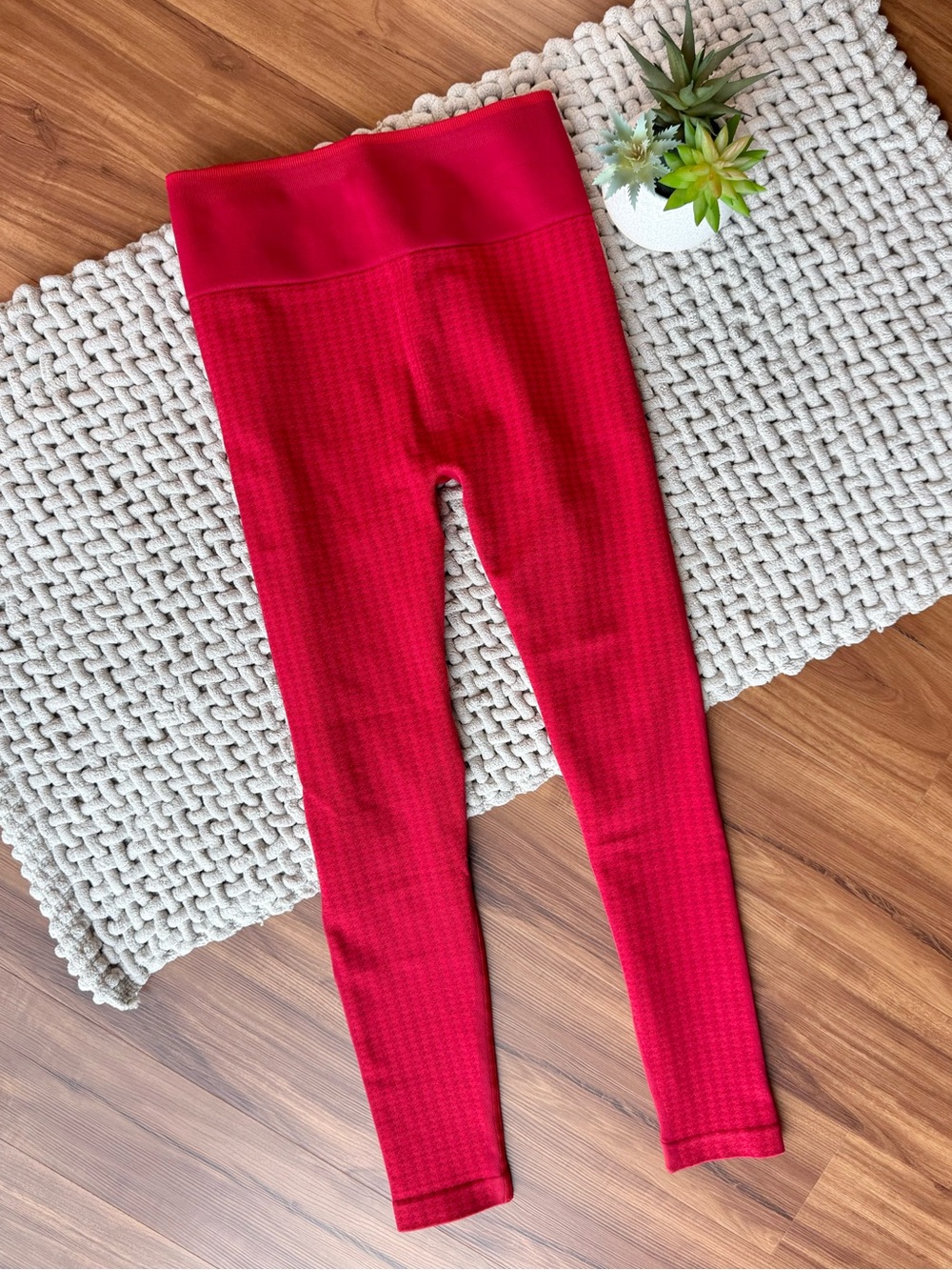 Fabletics | Seamless High-Waisted Houndstooth Leggings in Holly Berry | Large